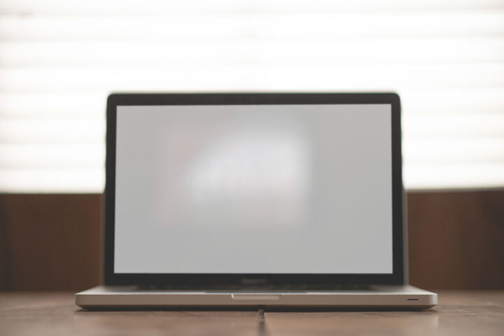 apple-desk-laptop-macbook_stock apple-desk-laptop-macbook_stock