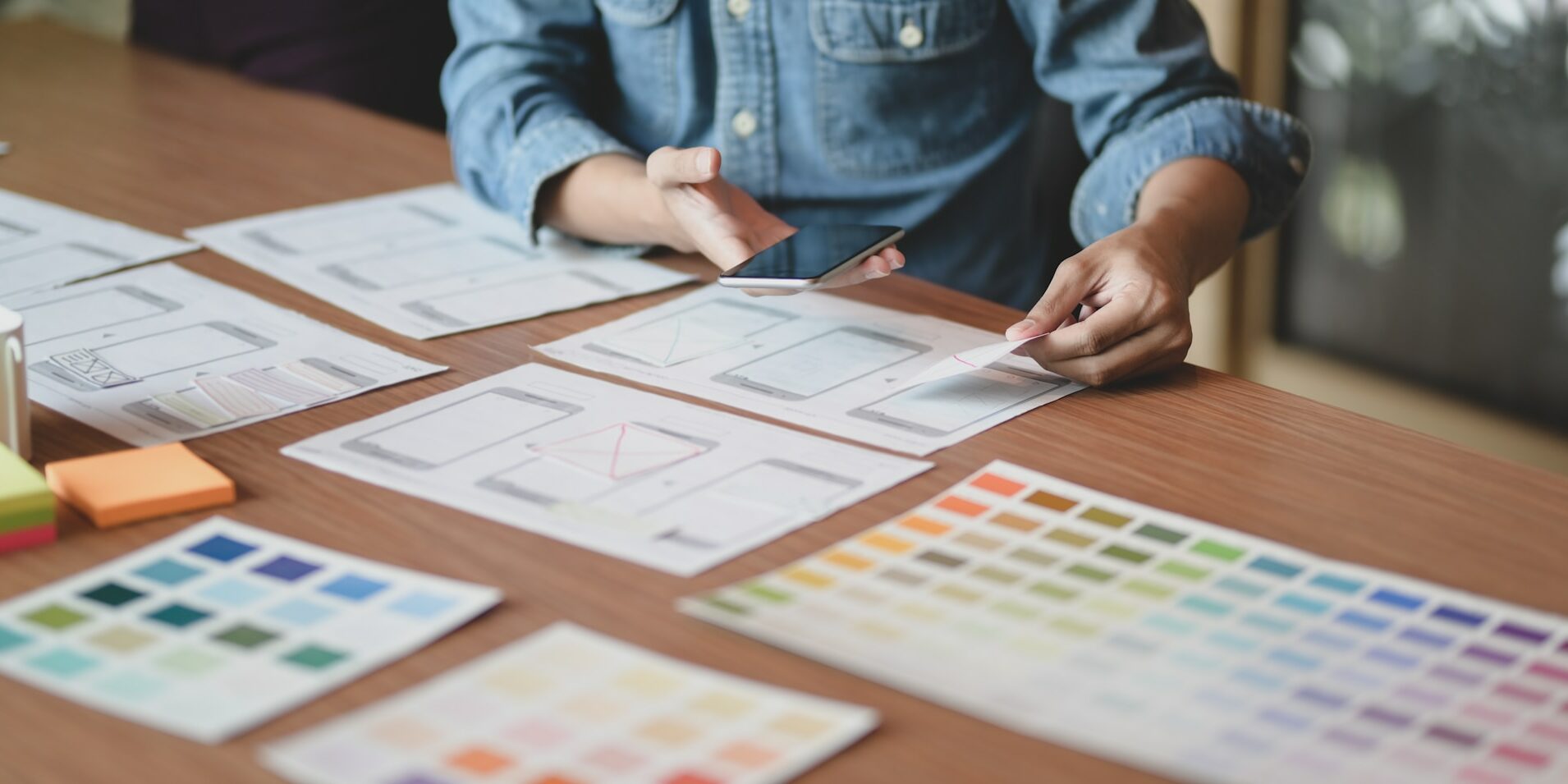 UX-UI designer working with colors for a mobile app design and accessibility
