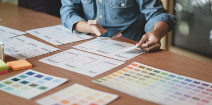 UX-UI designer working with colors for a mobile app design and accessibility