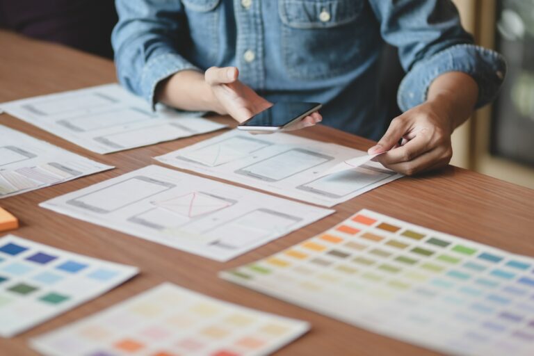 UX-UI designer working with colors for a mobile app design and accessibility